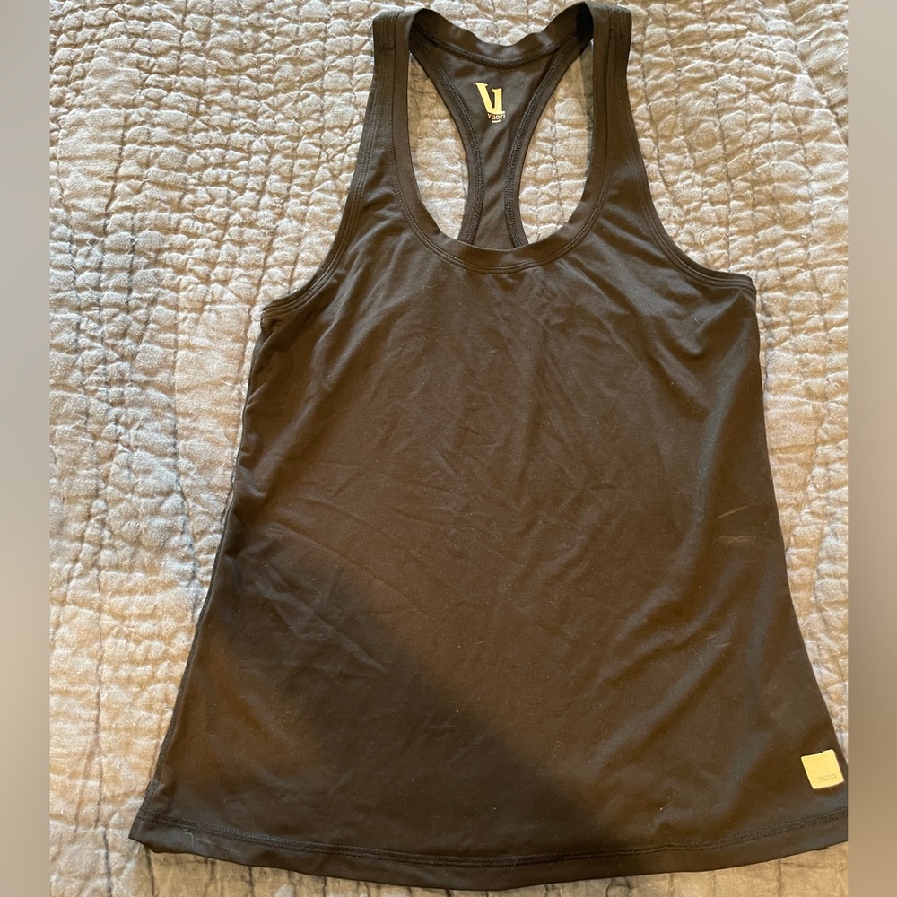 Vuori racer back tank in black in size small